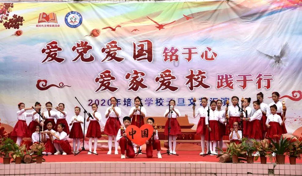 43岁宋小宝勇闯时尚圈,顶着陈奕迅的发型,像战损版薛之谦