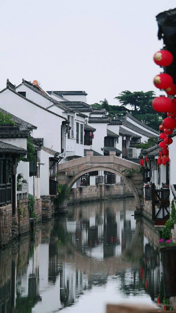 逃离废弃高校