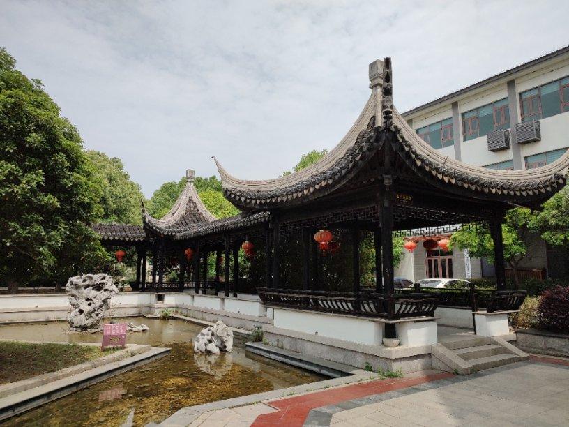 将可放置在路面上的太阳能电池板引入停车场